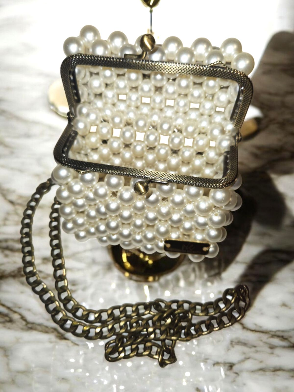 **Beaded Handbag - Effortlessly Versatile**
